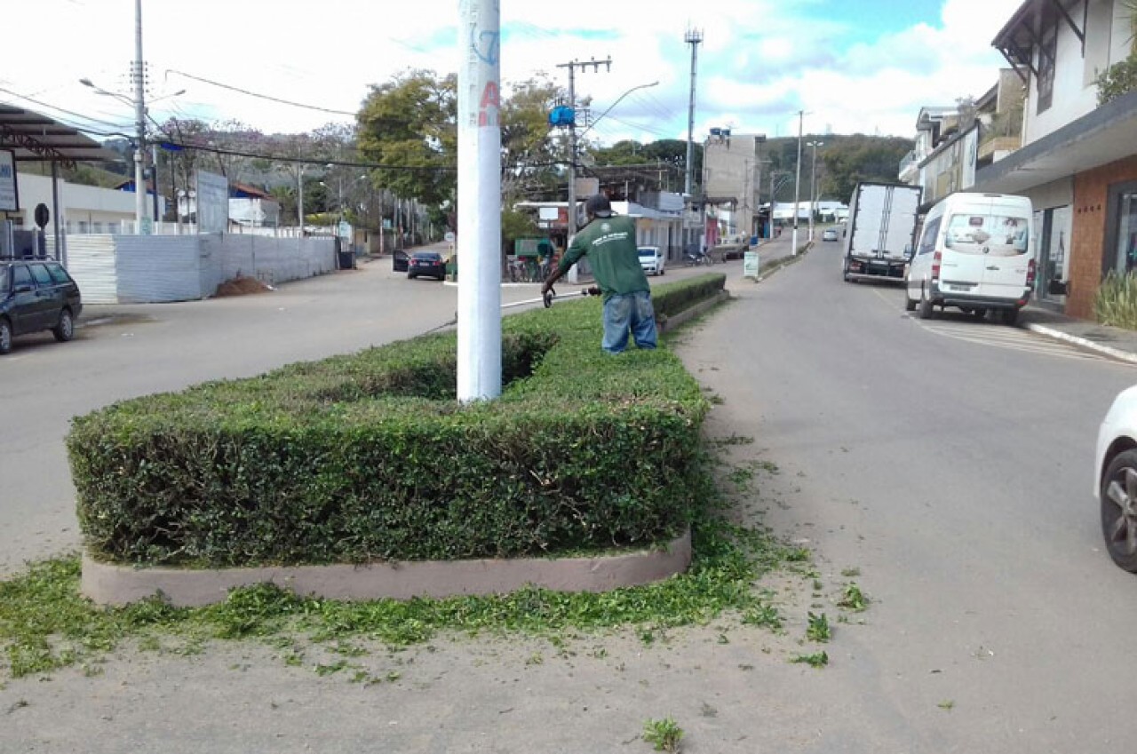 Equipe de Jardinagem de Guaçuí realiza serviços de manutenção
