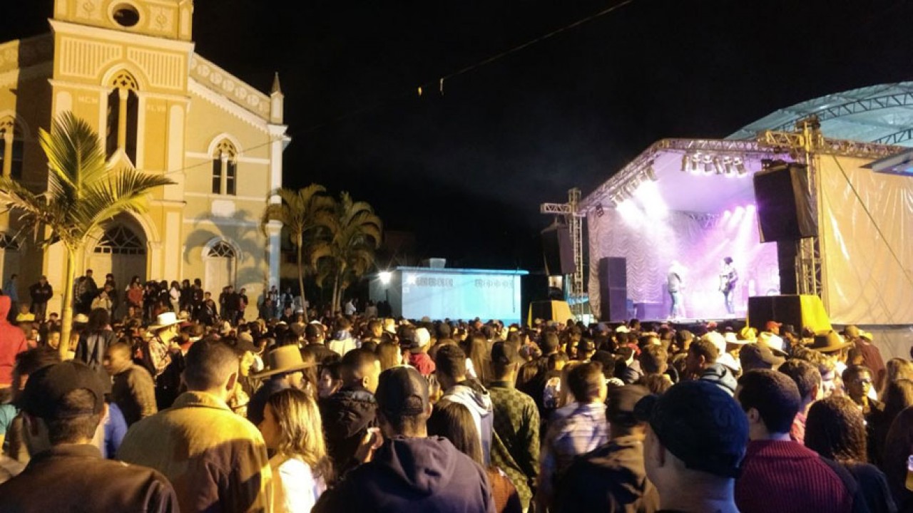 Público lota a praça de São Tiago durante festa