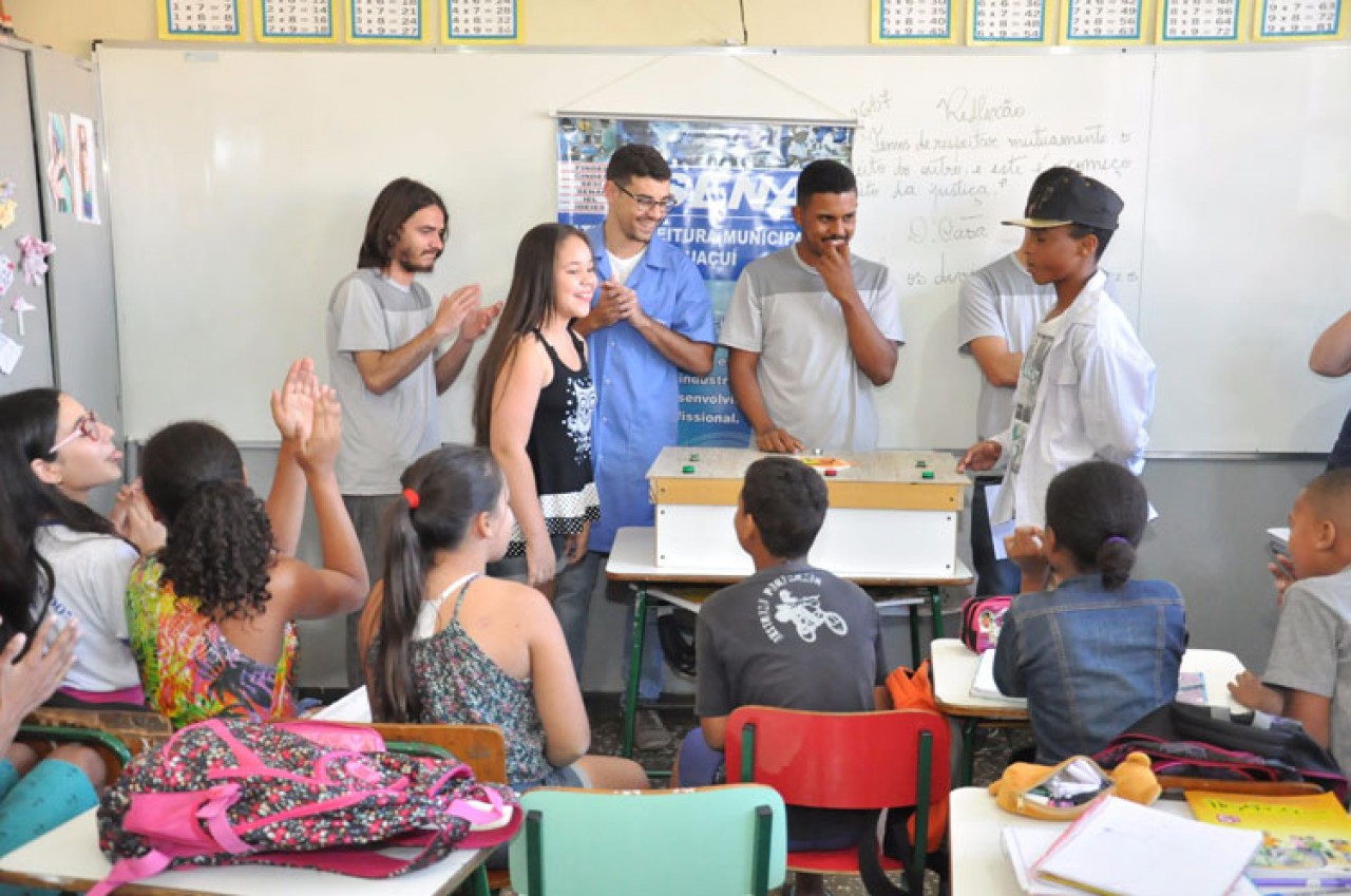 Alunos do Sesi/Senai visitam escolas municipais de Guaçuí