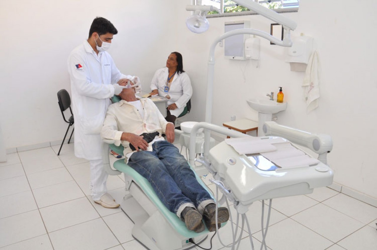 Município reinicia serviços de próteses dentárias