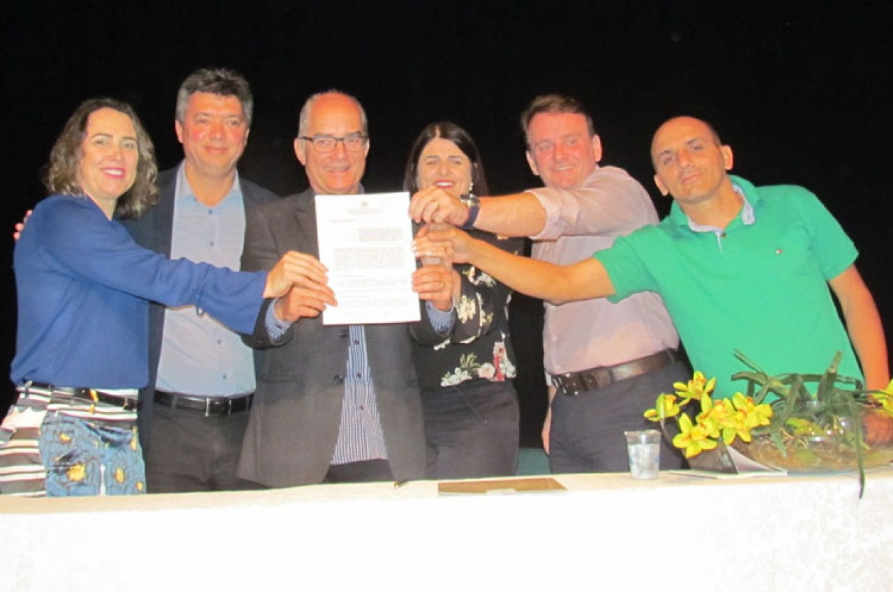 Assinada adesão de Guaçuí ao Pacto de Aprendizagem no ES