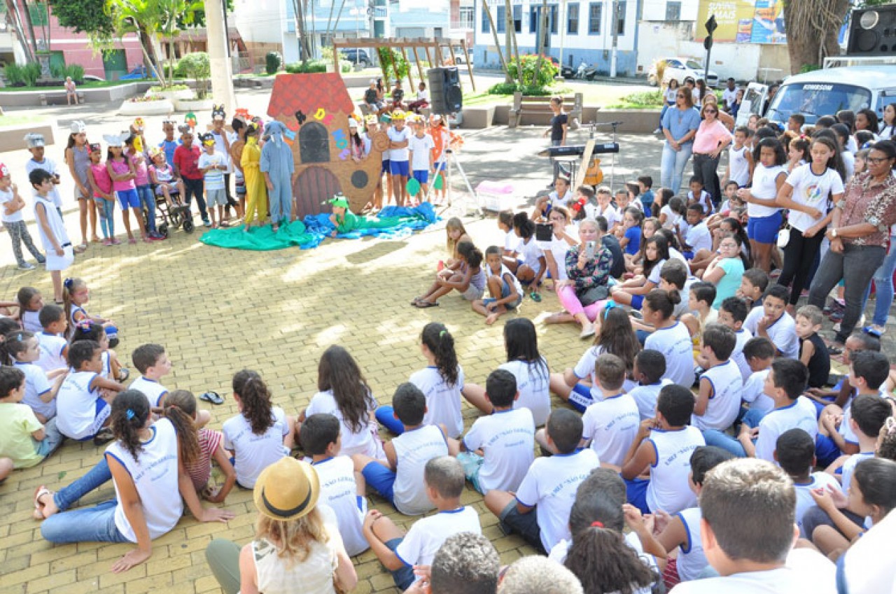 Projeto Arte e Leitura na Praça da Igreja Matriz em Guaçuí