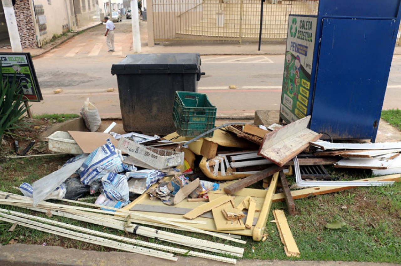 Guaçuí enfrenta problema de descarte irregular de lixo nas ruas