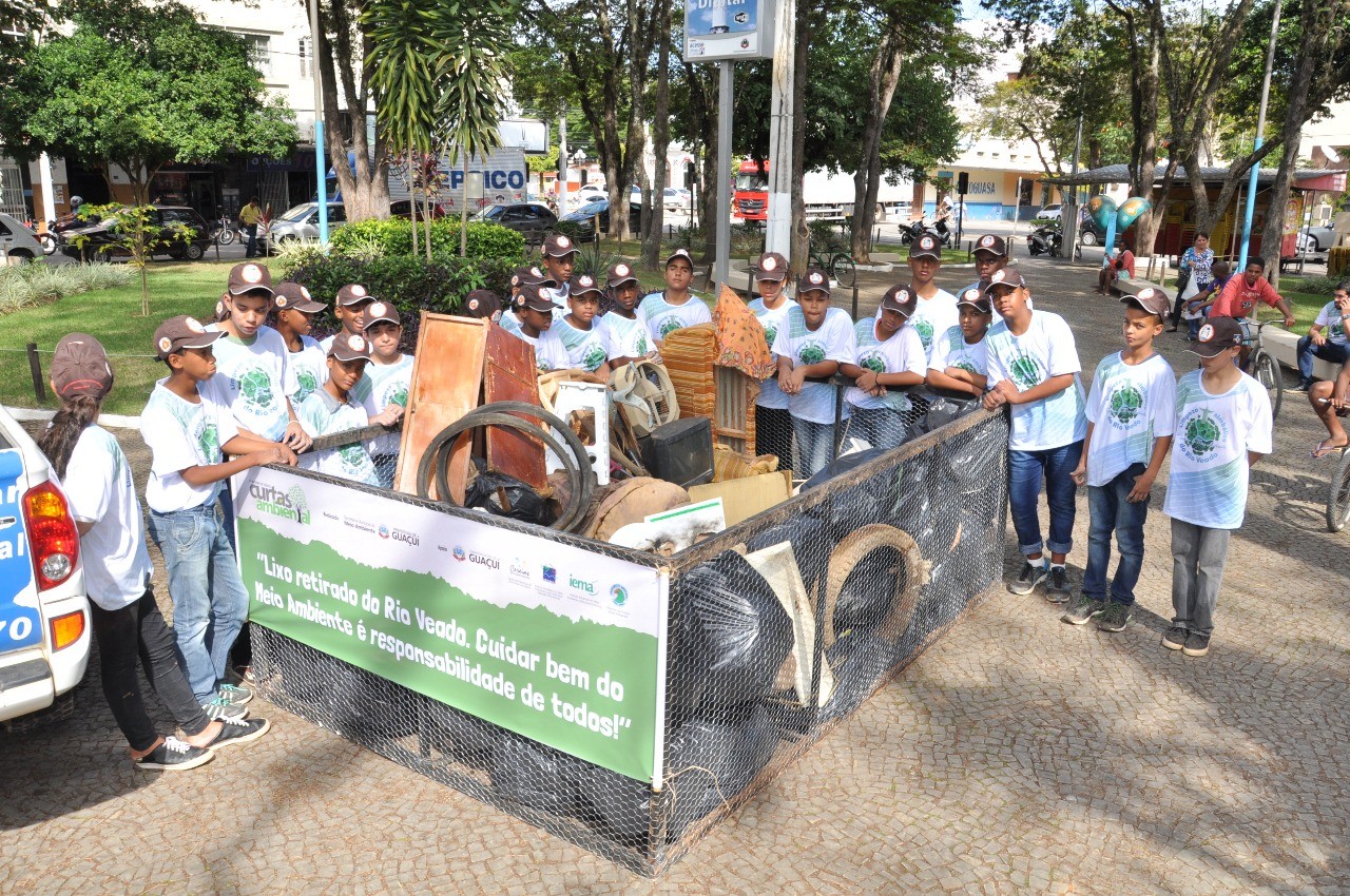 Limpeza simbólica do Rio Veado “pesca absurdos” em Guaçuí Limpeza simbólica do Rio Veado “pesca absurdos” em Guaçuí