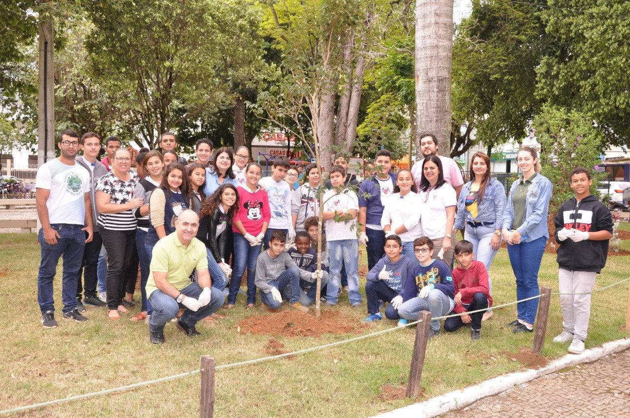 Plantio de mudas marca comemoração ao Dia da Árvore em Guaçuí Plantio de mudas marca comemoração ao Dia da Árvore em Guaçuí