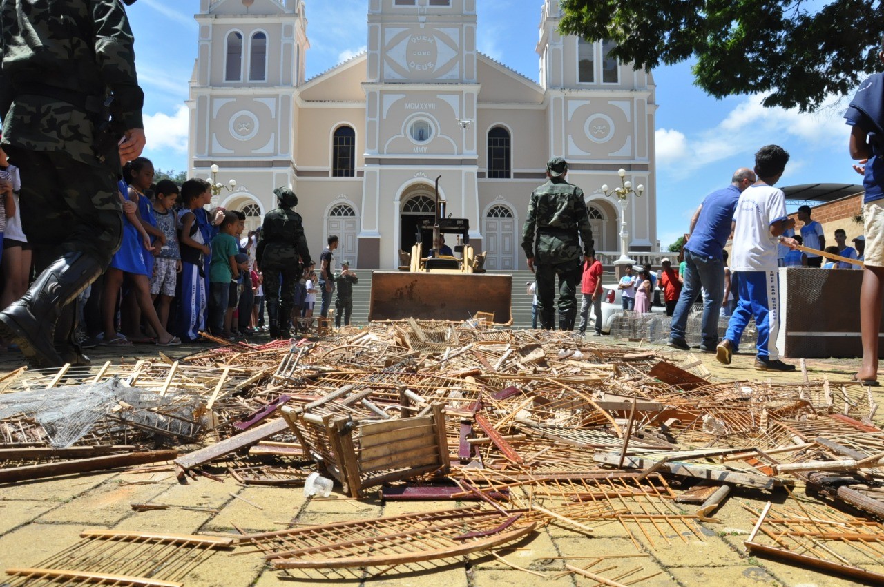 Mais de 400 gaiolas destruídas em praça de Guaçuí
