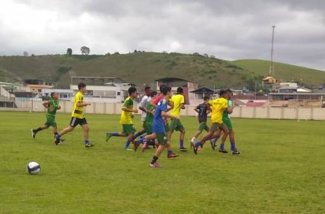 Escolinha de Futebol de Guaçuí treina para finais da Gazetinha