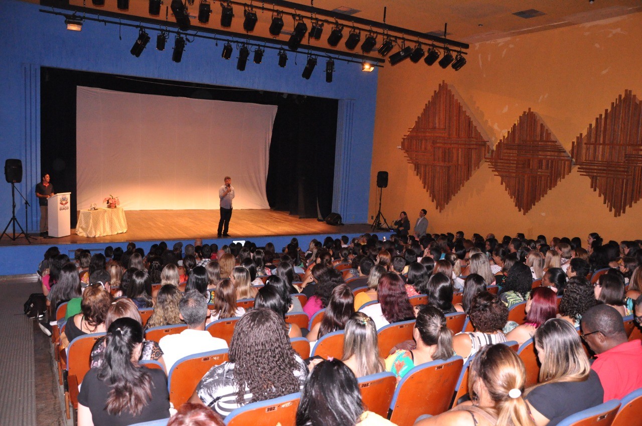 Teatro lotado para palestra que vai garantir ida de estudantes aos EUA Teatro lotado para palestra que vai garantir ida de estudantes aos EUA