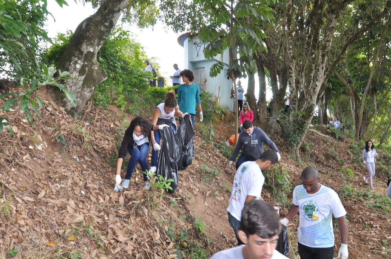 Limpeza de rio e mina no Dia Mundial da Água em Guaçuí