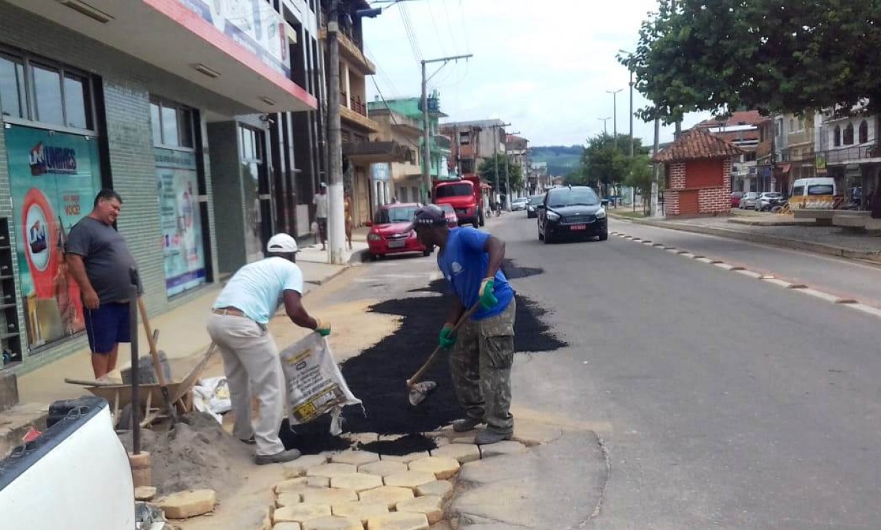 Operação tapa-buracos realizada em ruas e avenidas de Guaçuí
