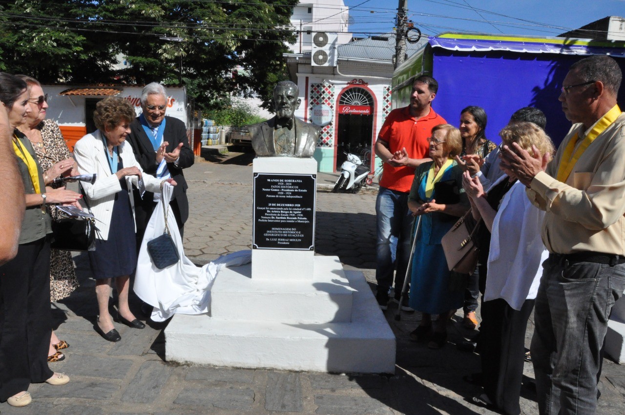 Inaugurada placa do busto de Nestor Gomes em praça de Guaçuí