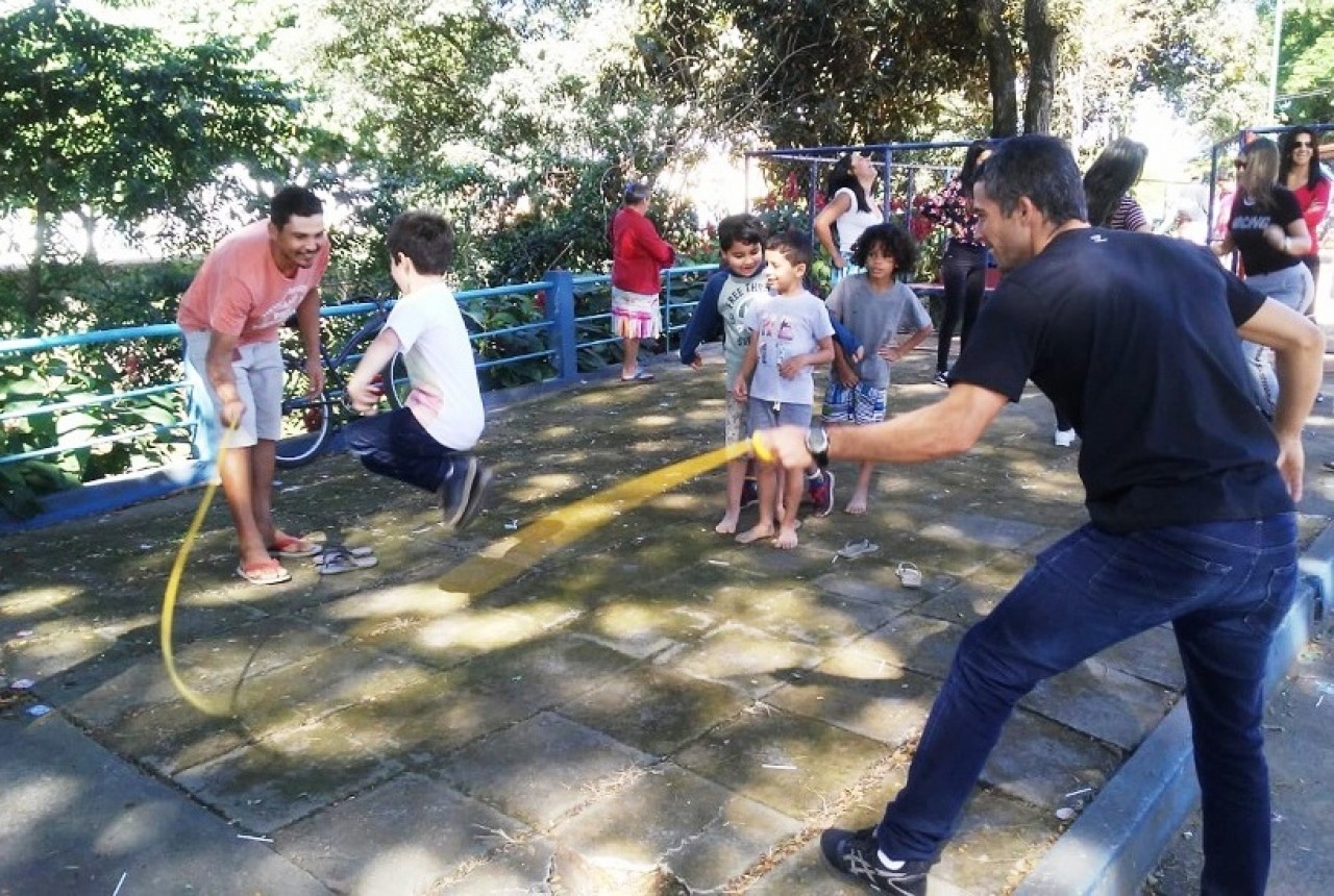 Domingo de brincadeiras de rua e de matar a saudade em Guaçuí