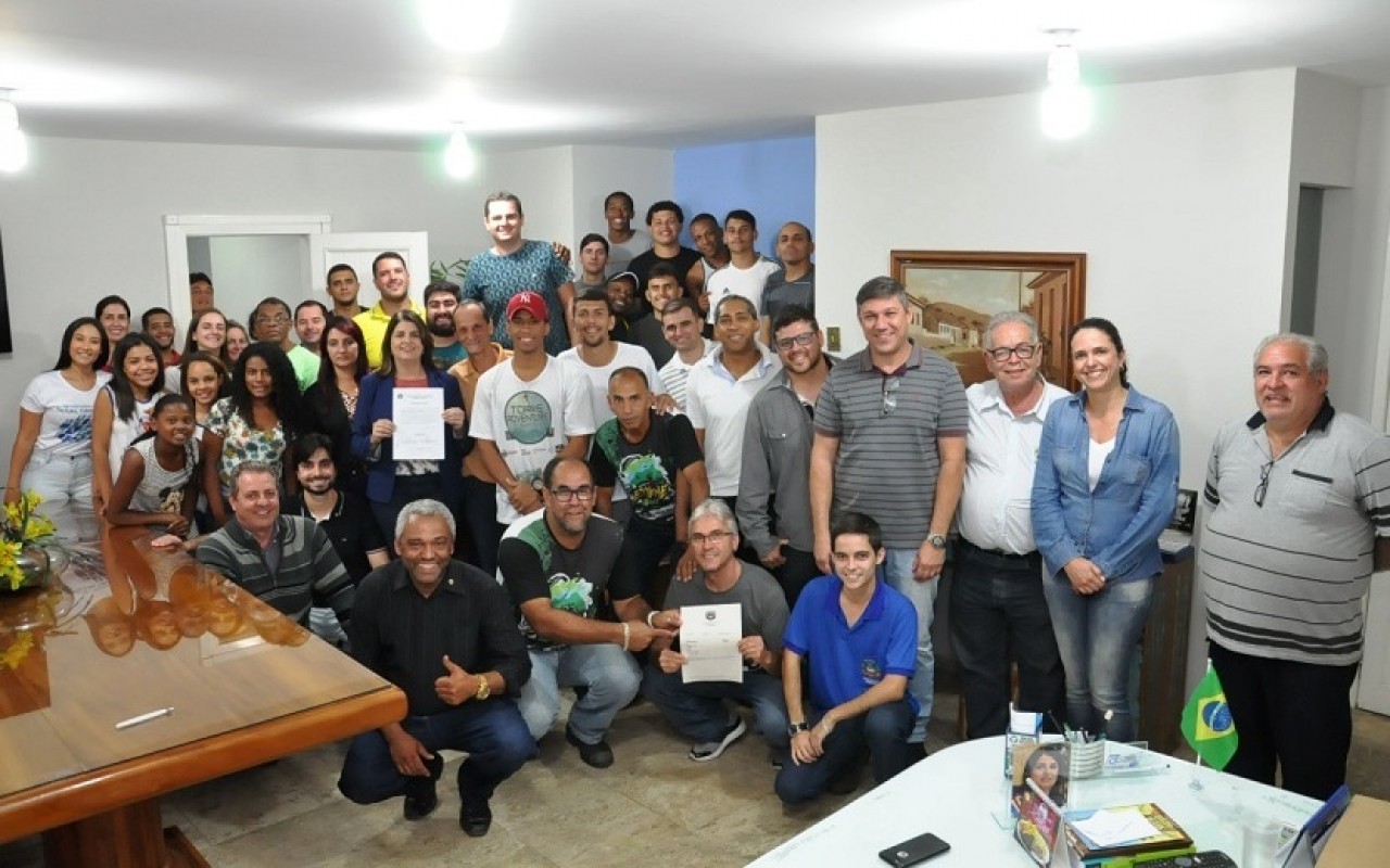 Assinada ordem de serviço para reforma do Ginásio de Esportes de Guaçuí