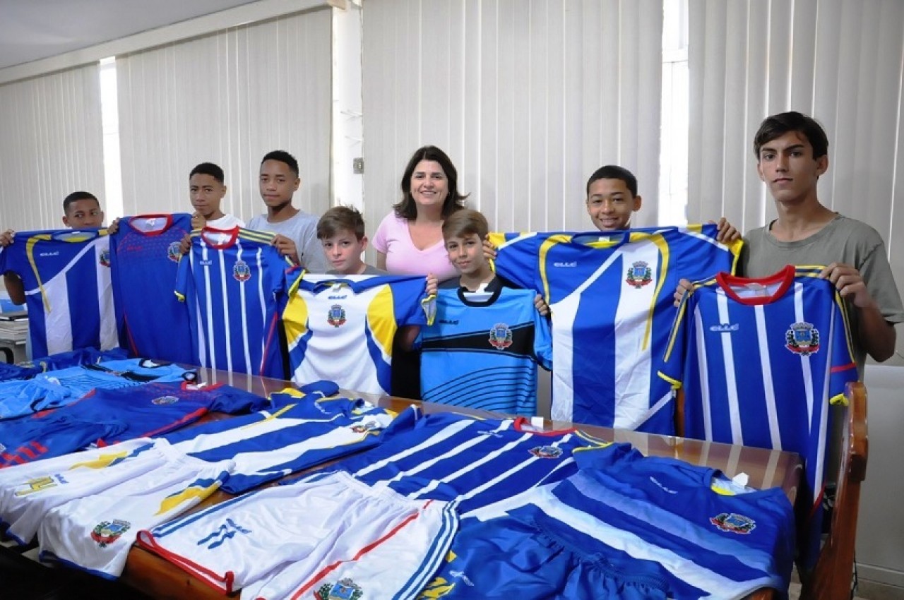 Escolinha de futebol de Guaçuí agora conta com novos uniformes Escolinha de futebol de Guaçuí agora conta com novos uniformes