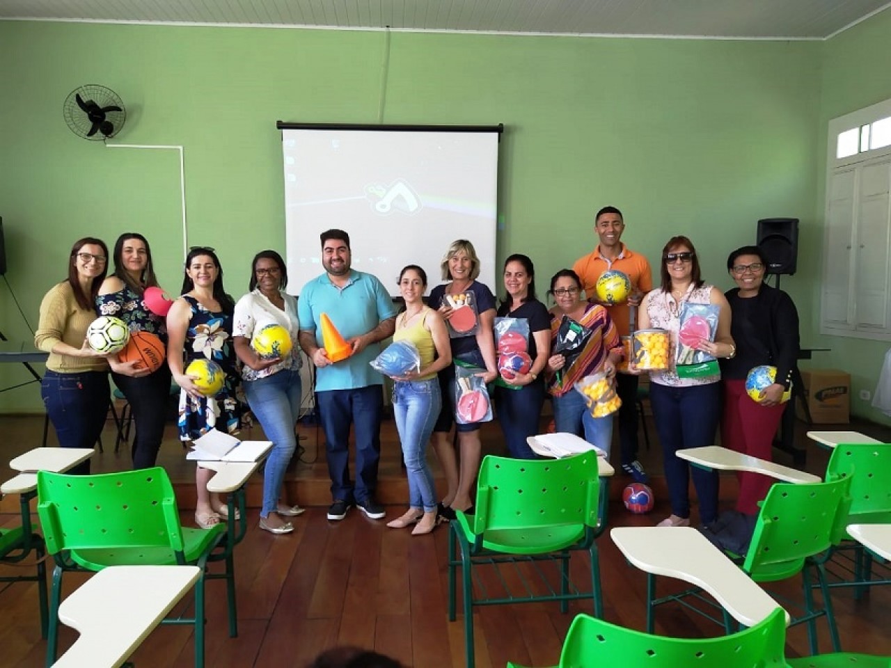 Educação de Guaçuí faz entrega de materiais esportivos a instituições de ensino