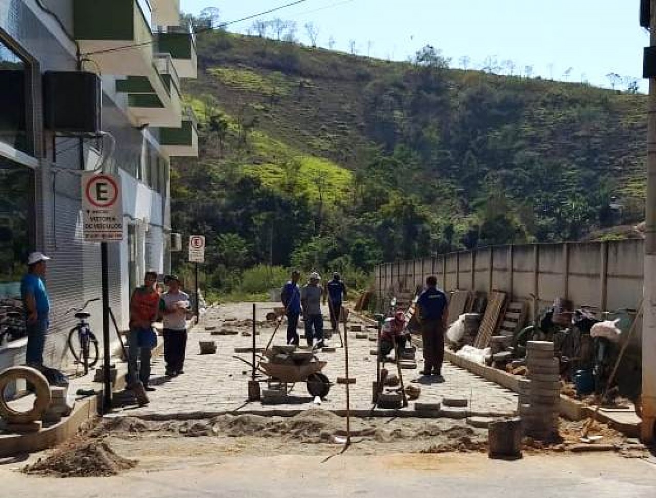 Ruas de Guaçuí recebem pavimentação com recursos próprios do município Ruas de Guaçuí recebem pavimentação com recursos próprios do município