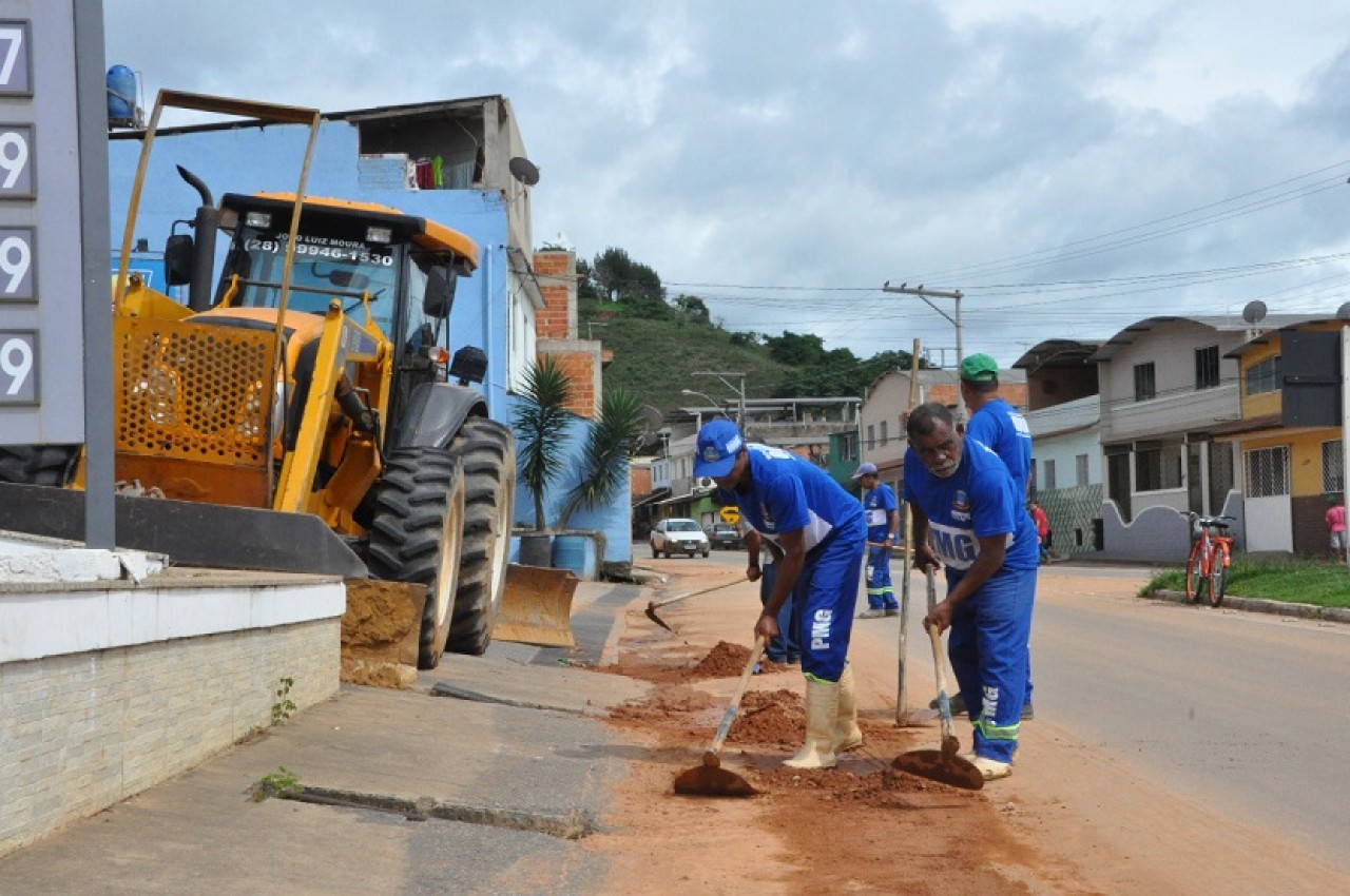 Prefeitura segue com limpeza de ruas e avenidas de Guaçuí