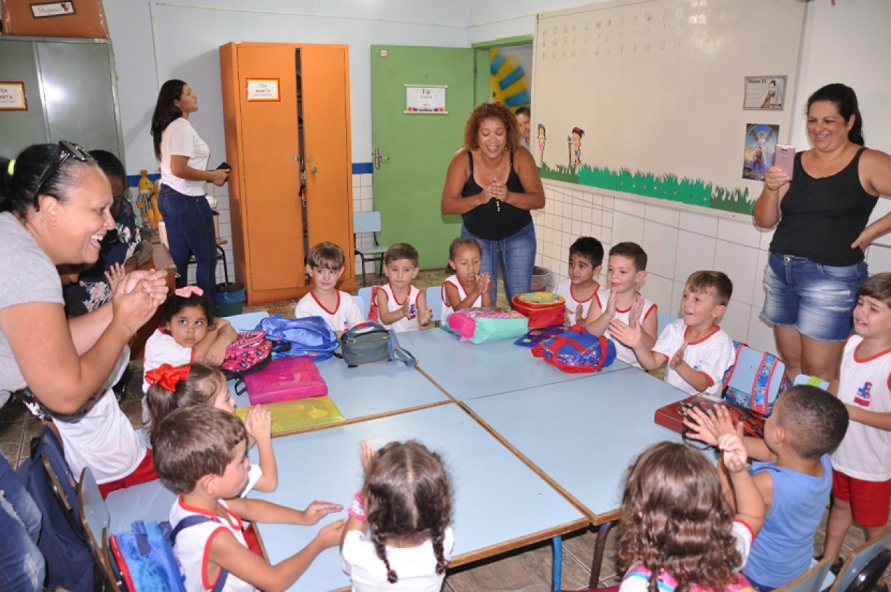 Carinho e alegria na recepção de alunos e famílias na volta às aulas em Guaçuí