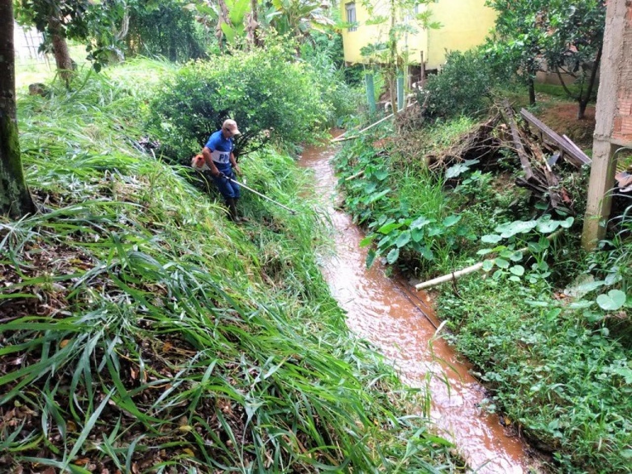 Prefeitura de Guaçuí faz a limpeza dos ribeirões que cortam área urbana do município