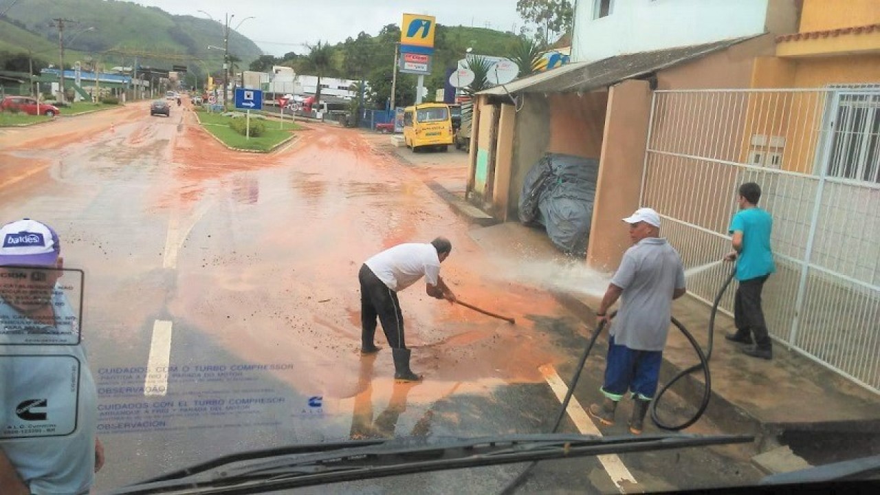 Prefeitura de Guaçuí limpa cidade depois de chuva e distribui kits limpeza