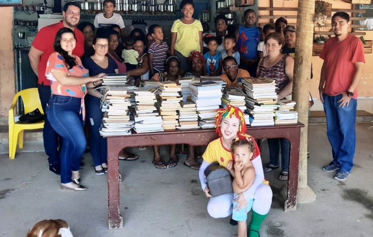 Guaçuí doa 200 livros para montagem de biblioteca em Comunidade Quilombola