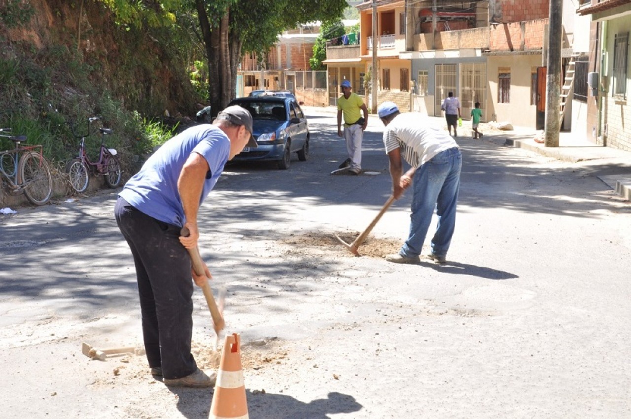 Ação paliativa vai tapar buracos no bairro Vale do Sol em Guaçuí