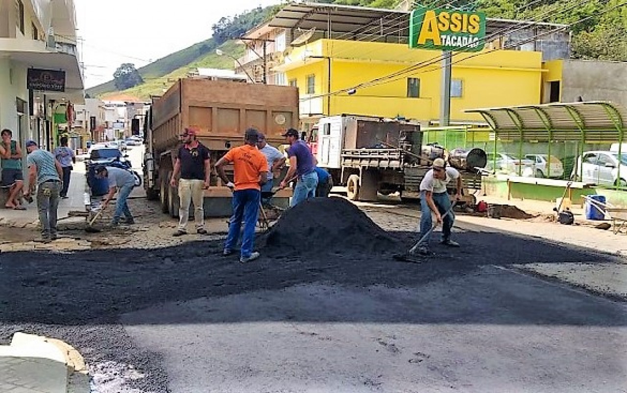 Reiniciada operação tapa-buracos na Rua do Norte em Guaçuí
