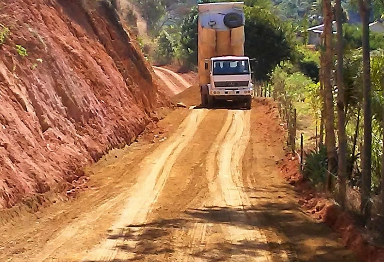 Prefeitura de Guaçuí aplica Revsol em trecho da estrada de São Romão