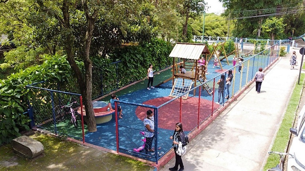 Prefeitura instala piso emborrachado em Parques infantis de Guaçuí