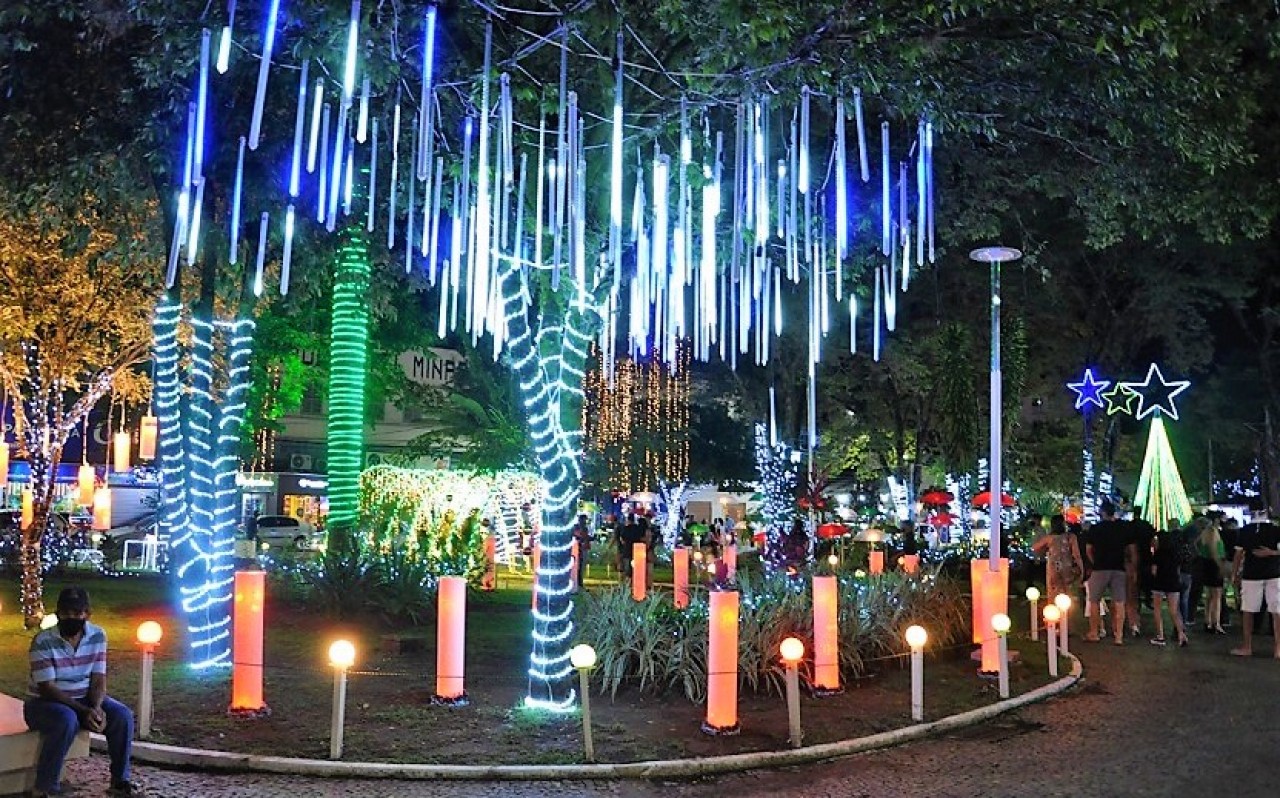 Luzes da esperança: Praça João Acacinho iluminada pelo Natal de Luz de Guaçuí