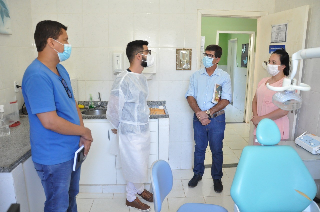 Prefeito percorre PSFs da cidade para conferir de perto o atendimento à população Prefeito percorre PSFs da cidade para conferir de perto o atendimento à população