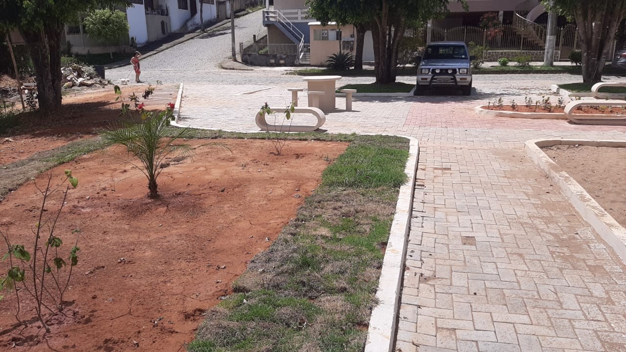Ajardinamento da Praça Rita Leite Mendes será concluído com parceria de floricultura
