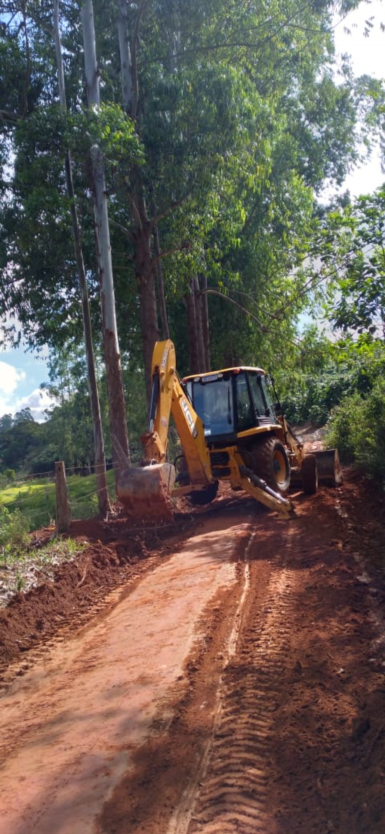 Secretaria Municipal de Agricultura retoma serviços de calçamento em estradas vicinais da zona rural Secretaria Municipal de Agricultura retoma serviços de calçamento em estradas vicinais da zona rural