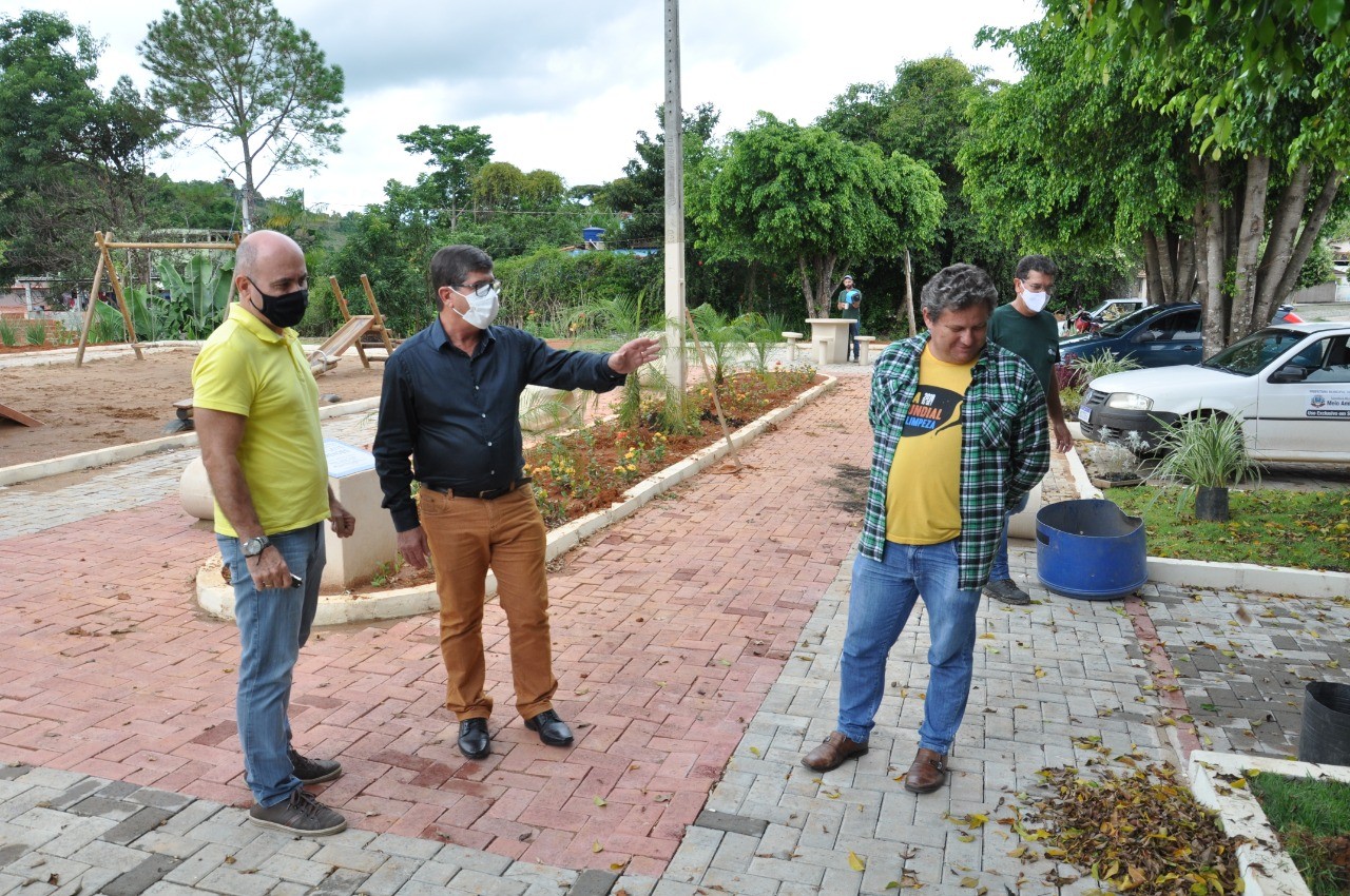 Semmam inicia ajardinamento da Praça Rita Leite Mendes