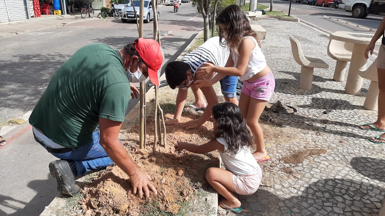 Crianças plantam Resedás em Avenida de Guaçuí