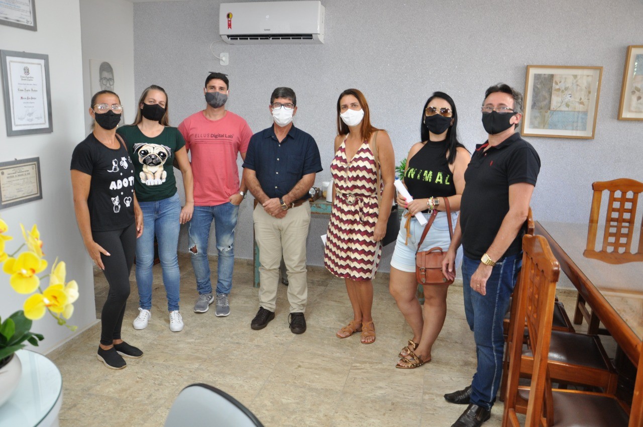 Grupos voluntários entregam projeto de apoio aos animais para o Executivo Municipal Grupos voluntários entregam projeto de apoio aos animais para o Executivo Municipal