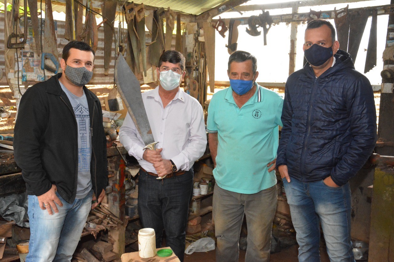 Prefeito e equipe da Cultura realizam visita técnica e conhecem de perto a rotina de um artesão local Prefeito e equipe da Cultura realizam visita técnica e conhecem de perto a rotina de um artesão local