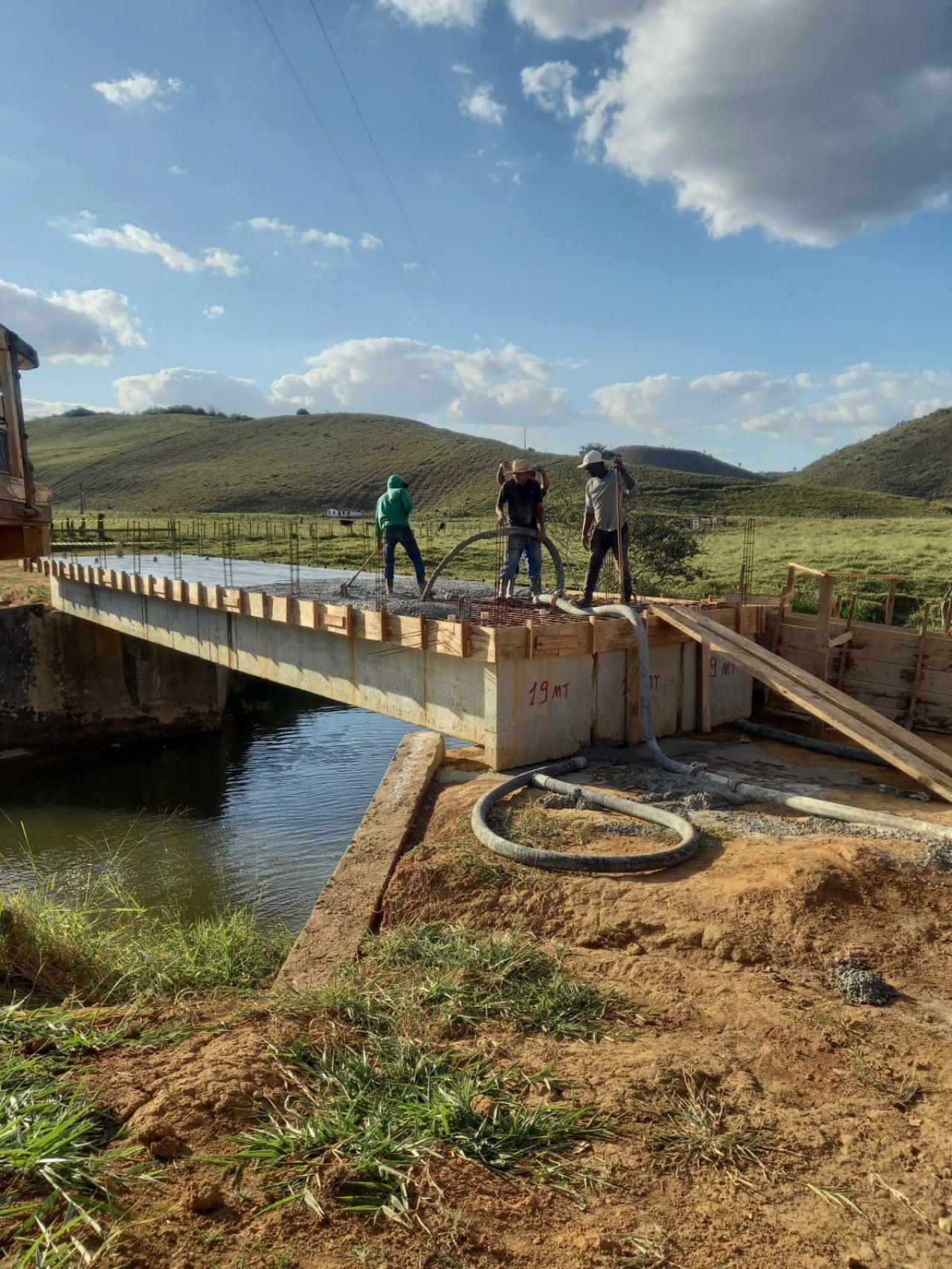 Concluída mais uma etapa na construção da ponte na comunidade Córrego do Bueno
