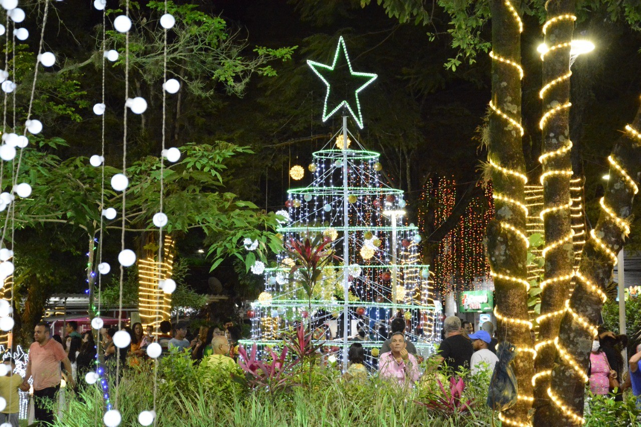 Brilho e magia no acender do Natal de Luz de Guaçuí