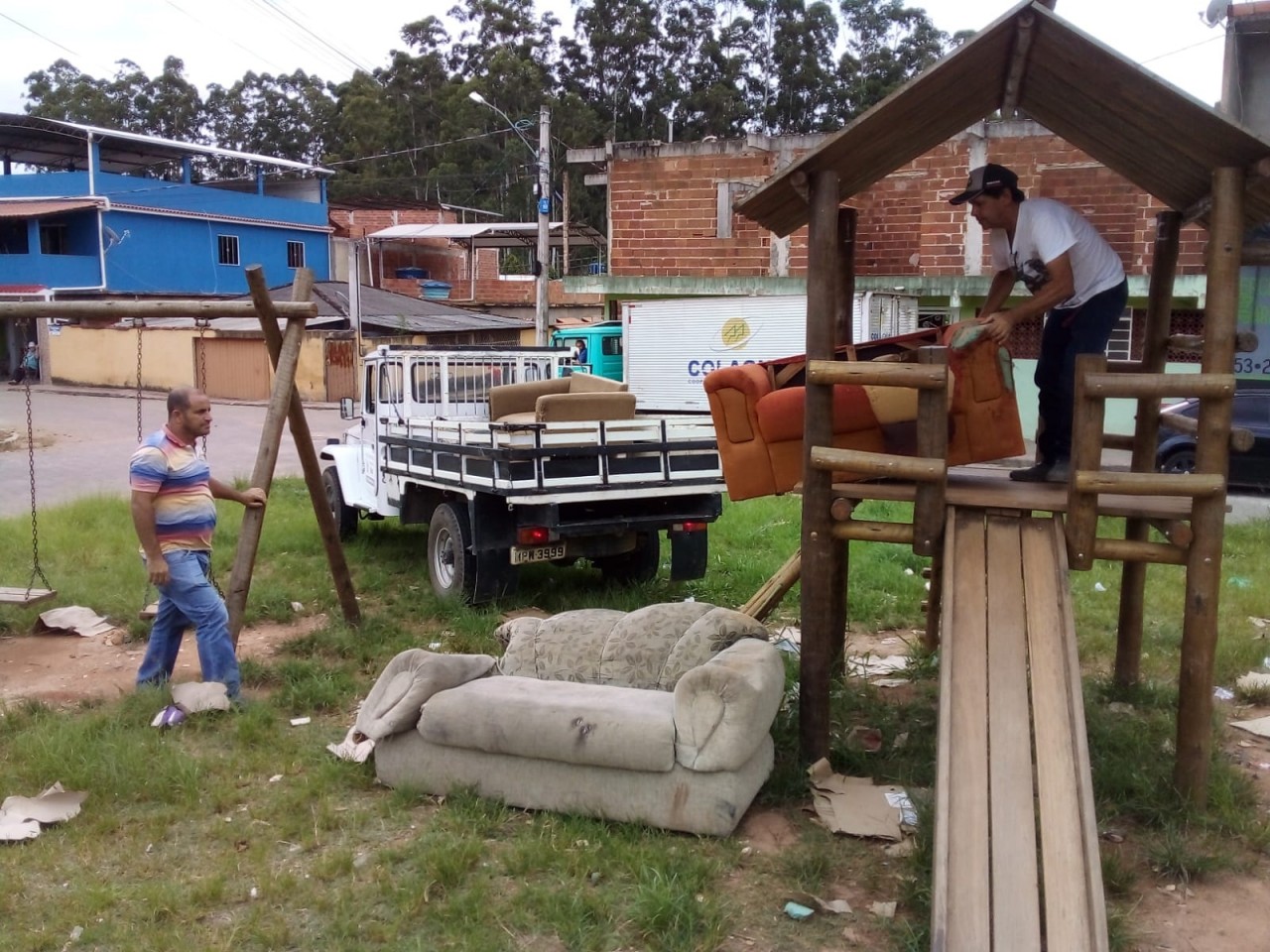 SECRETARIA DE OBRAS SEGUE COM RETIRADA DE MÓVEIS E ENTULHOS DAS RUAS SECRETARIA DE OBRAS SEGUE COM RETIRADA DE MÓVEIS E ENTULHOS DAS RUAS