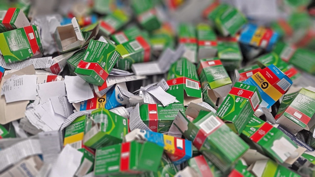 CAIXAS DE PAPEL E BULAS QUE NÃO INTERAGIRAM COM OS MEDICAMENTOS SÃO ENCAMINHADAS PARA RECICLAGEM CAIXAS DE PAPEL E BULAS QUE NÃO INTERAGIRAM COM OS MEDICAMENTOS SÃO ENCAMINHADAS PARA RECICLAGEM