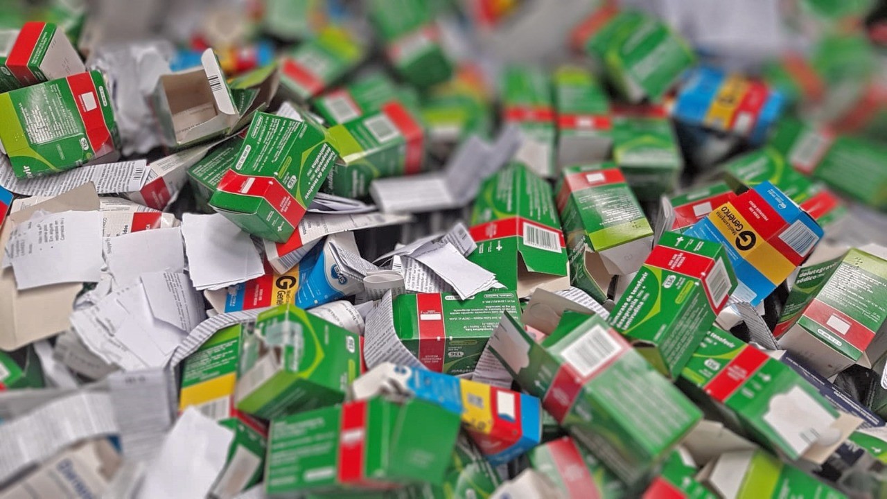 CAIXAS DE PAPEL E BULAS QUE NÃO INTERAGIRAM COM OS MEDICAMENTOS SÃO ENCAMINHADAS PARA RECICLAGEM