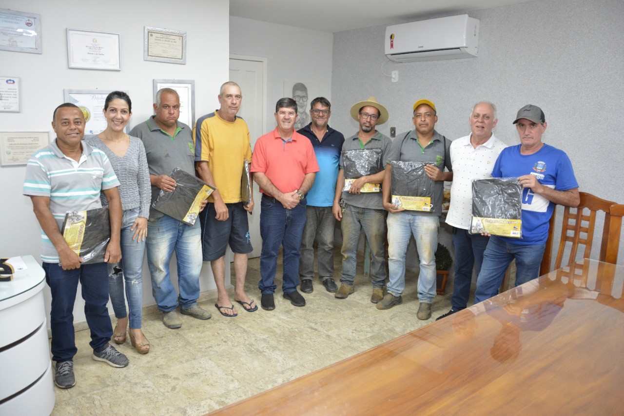 ADMINISTRAÇÃO MUNICIPAL ENTREGA ROUPAS DE CHUVA PARA EQUIPE DE MONTAGEM DA FEIRA ADMINISTRAÇÃO MUNICIPAL ENTREGA ROUPAS DE CHUVA PARA EQUIPE DE MONTAGEM DA FEIRA