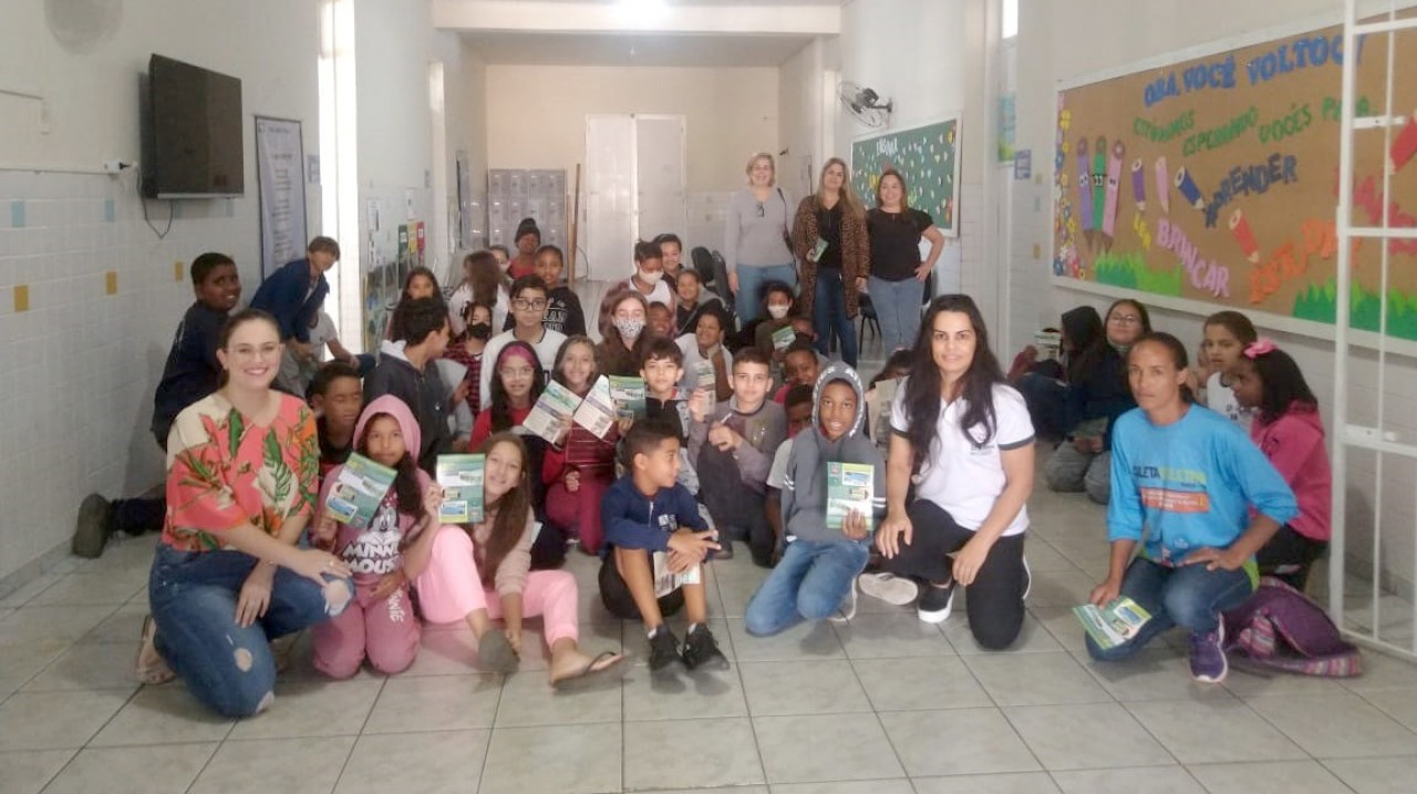 ALUNOS RECEBEM ORIENTAÇÕES DE COMO SEPARAR O VIDRO E ÓLEO DE COZINHA USADO PARA RECICLAGEM ALUNOS RECEBEM ORIENTAÇÕES DE COMO SEPARAR O VIDRO E ÓLEO DE COZINHA USADO PARA RECICLAGEM