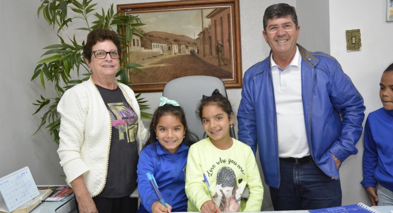 ALUNOS DA ESCOLA MUNICIPAL EUGÊNIO DE SOUZA PAIXÃO VISITAM PREFEITURA DE GUAÇUÍ ALUNOS DA ESCOLA MUNICIPAL EUGÊNIO DE SOUZA PAIXÃO VISITAM PREFEITURA DE GUAÇUÍ