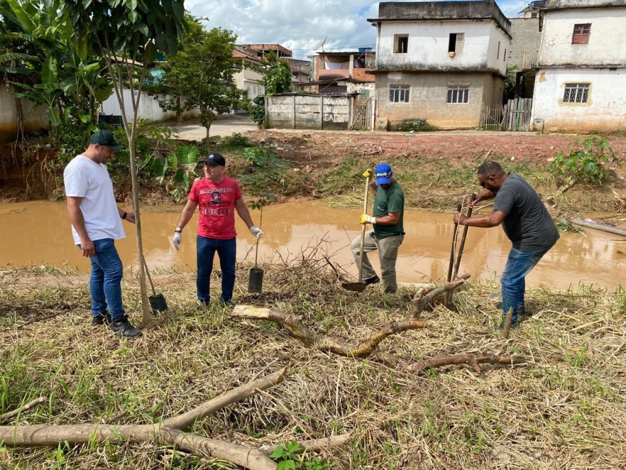 SEMMAM REALIZA PLANTIO DE ÁRVORES ÀS MARGENS DO RIBEIRÃO SANTA CATARINA SEMMAM REALIZA PLANTIO DE ÁRVORES ÀS MARGENS DO RIBEIRÃO SANTA CATARINA
