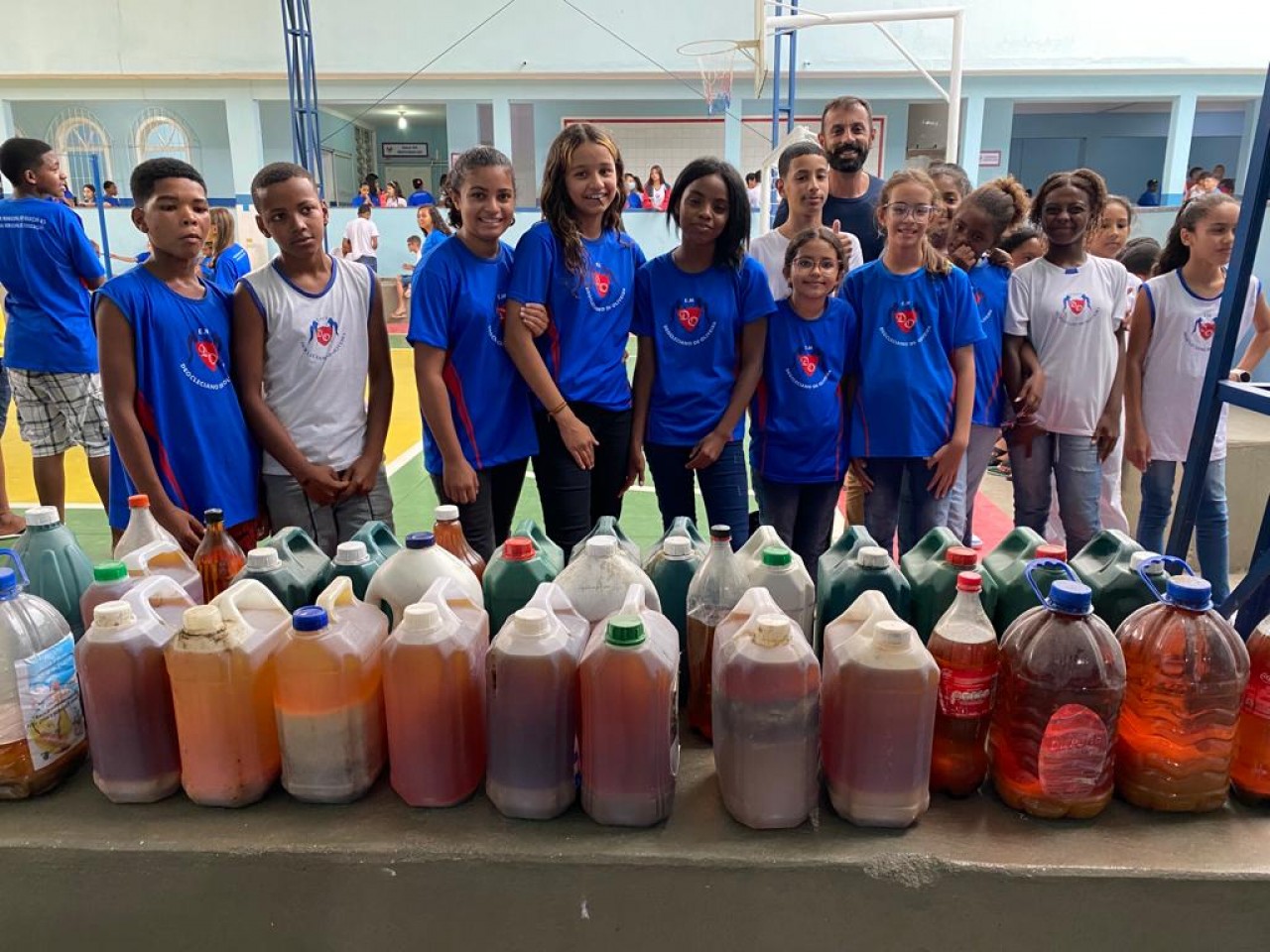 ESCOLA RECOLHE 162 LITROS DE ÓLEO USADO DENTRO DO PROJETO RECICLA GUAÇUÍ ESCOLA RECOLHE 162 LITROS DE ÓLEO USADO DENTRO DO PROJETO RECICLA GUAÇUÍ