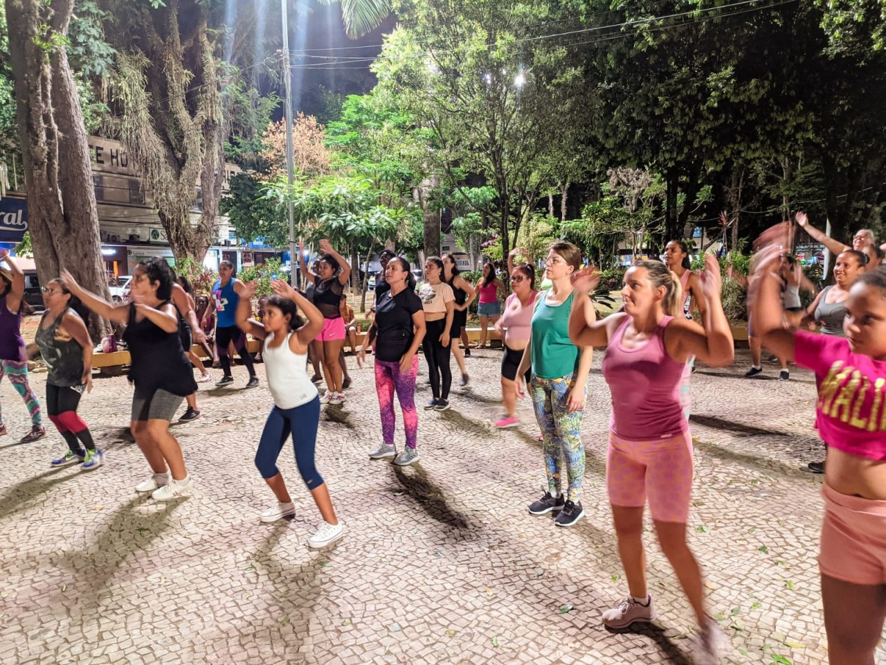 AULÃO DE DANÇA E FUNCIONAL MARCAM RETOMADA DAS ATIVIDADES DO CRAS AULÃO DE DANÇA E FUNCIONAL MARCAM RETOMADA DAS ATIVIDADES DO CRAS