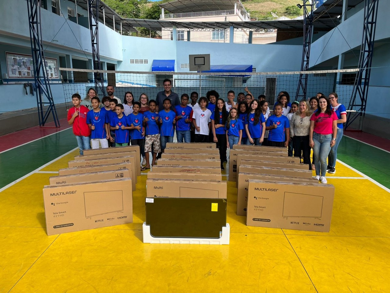 ESCOLA MUNICIPAL DEOCLECIANO DE OLIVEIRA RECEBE 20 SMART TVS ESCOLA MUNICIPAL DEOCLECIANO DE OLIVEIRA RECEBE 20 SMART TVS
