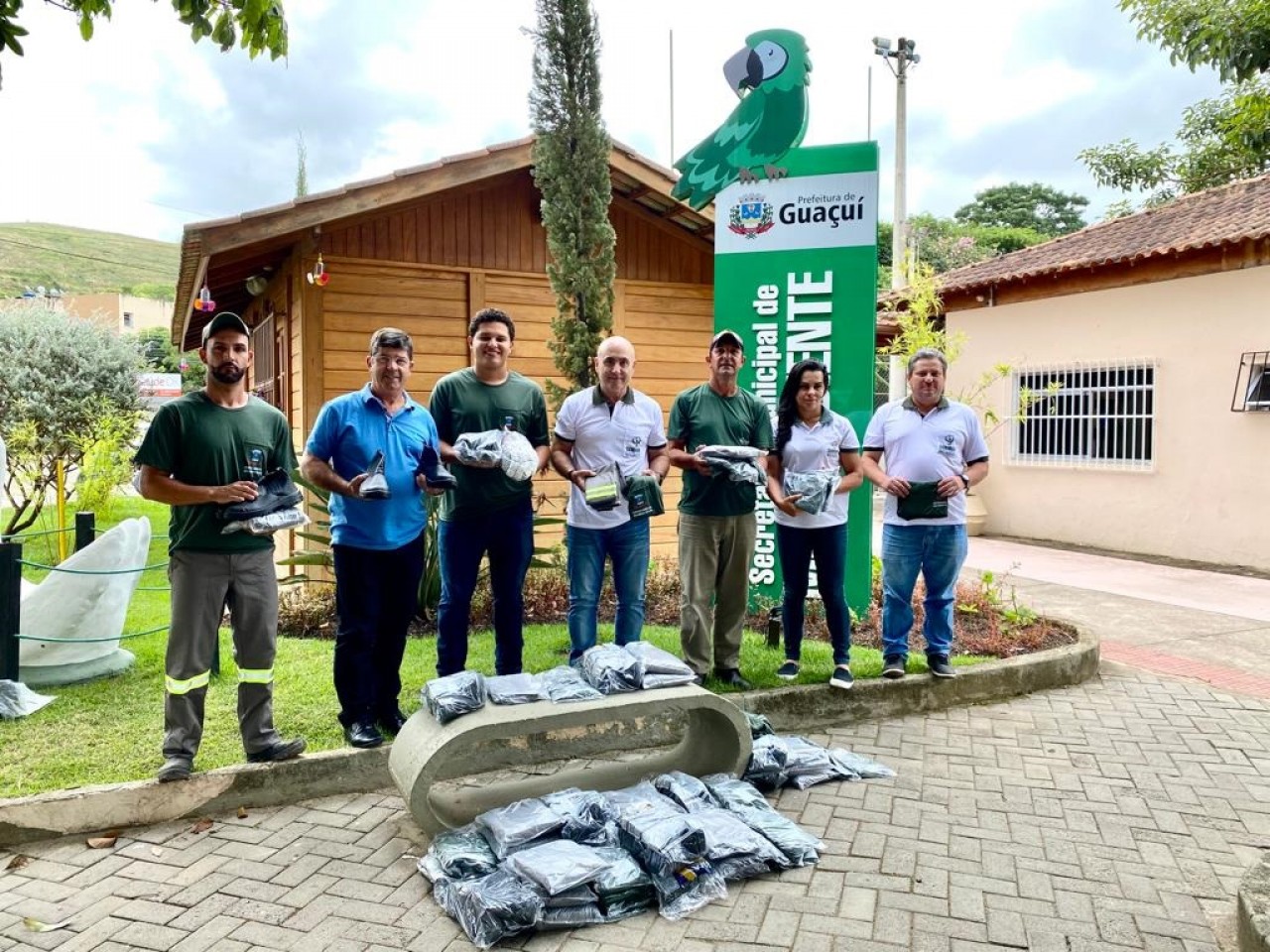 SEMMAM ENTREGA NOVOS UNIFORMES PARA EQUIPE DE PAISAGISMO E JARDINAGEM SEMMAM ENTREGA NOVOS UNIFORMES PARA EQUIPE DE PAISAGISMO E JARDINAGEM